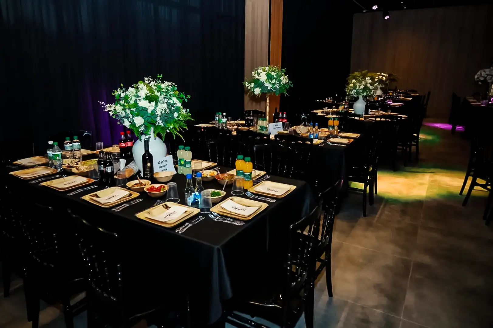 שולחנות שחור עם זר פרחים